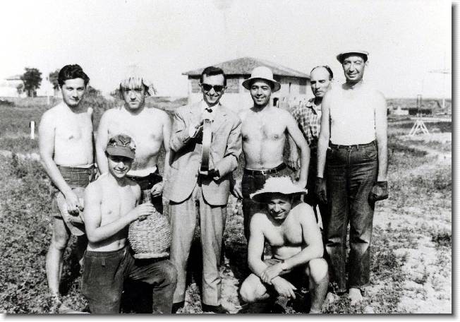 Clicca per scorrere le foto originali ingrandite