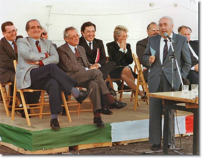 Clicca per scorrere le foto originali ingrandite